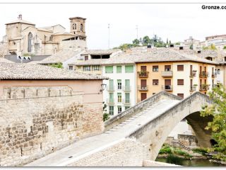 Estella: Puente de la Cárcel e iglesia de San Miguel