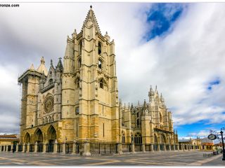 La Catedral de León, joya monumental del Camino Francés