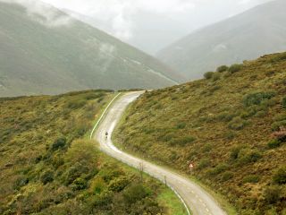 Peregrino ciclista en los Montes de León