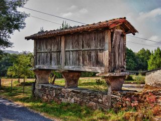 Hórreo gallego a pie de camino