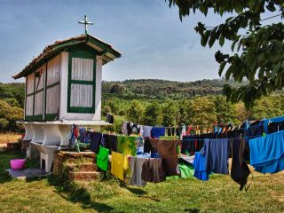 Secado en el albergue de Ribadiso de Baixo