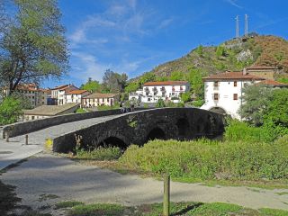 Puente, albergue y basílica de la Trinidad de Arre