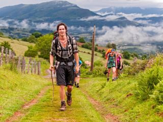 Jóvenes peregrinos en el Pirineo francés, de camino a Roncesvalles