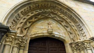 Portada gótica de la iglesia de la Virgen de Puerto, Santoña