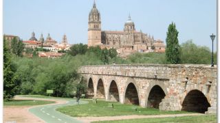 Puente romano sobre el río Tormes y Catedral Vieja, Salamanca