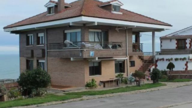 Pensión Oyambre, Gerra