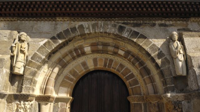 Portada de la iglesia de Santa Marta de Tera, con la imagen de Santiago Peregrino (izq.)