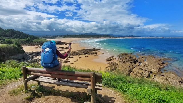 Isa (@aguitadeabril) ante la playa de Somo, Camino del Norte, junio de 2021.