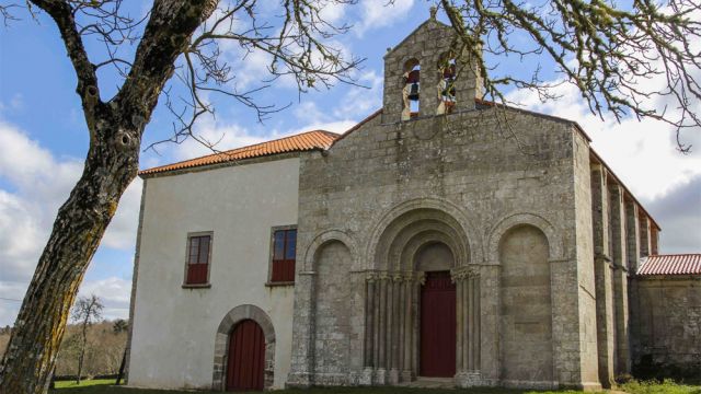 Iglesia de Diomondi y, adosado, el albergue antes de su rehabilitación (foto: La Alacena Roja)