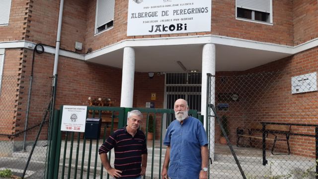 Josín Galzakorta (dcha.) y Gonzalo Iñarra (izda.), respectivamente presidente y miembro de la directiva de la AACS de Irún.
