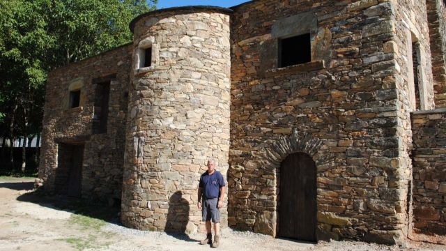 A Ferrería de Triacastela con su nuevo propietario, Miguel García.
