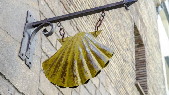 Concha identificativa de un albergue de peregrinos del Camino de Santiago