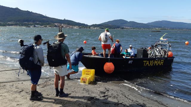 Peregrinos subiendo a la barca de Caminha.