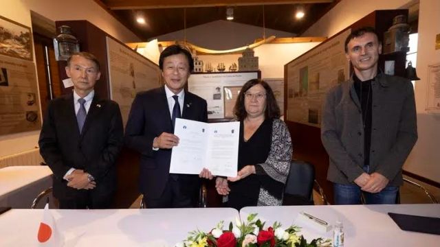 Firma del acuerdo entre el municipio de Fisterra y Nachikatsuura (Foto: Basilio Bello, La Voz de Galicia).