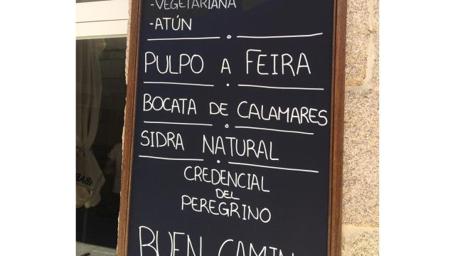 Pizarra de un menú del Camino en Galicia, ¡de postre “Credenciales”!