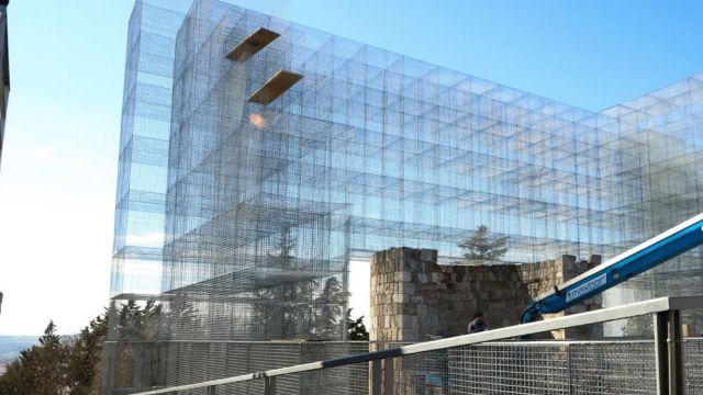 Castillo de Burgos en obras, con la estructura metálica de malla (Foto: Burgos Conecta). Castillo de Burgos en obras, con la estructura metálica de malla (Foto: Burgos Conecta).