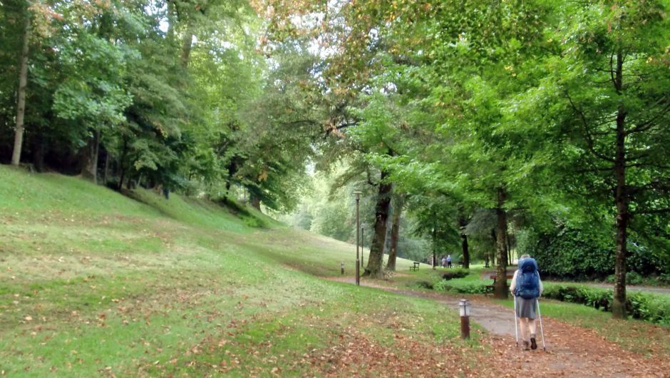 Parque en Bagnères-de-Bigorre, saliendo por el camino