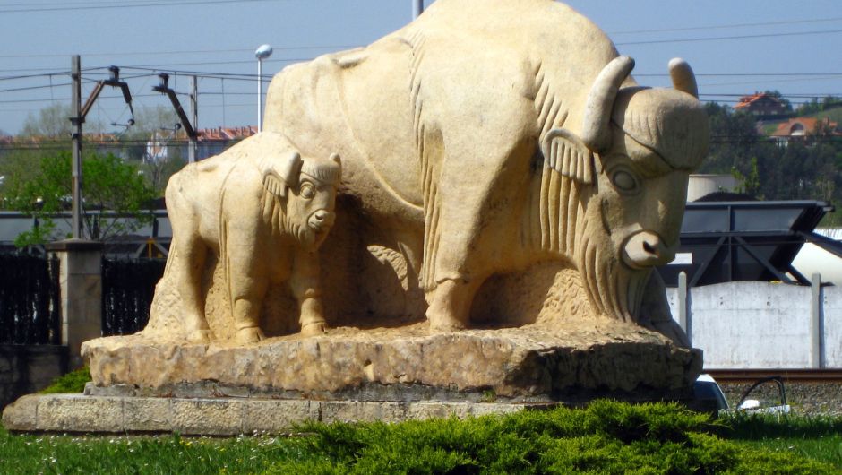Escultura de bisontes en una rotonda, Barreda