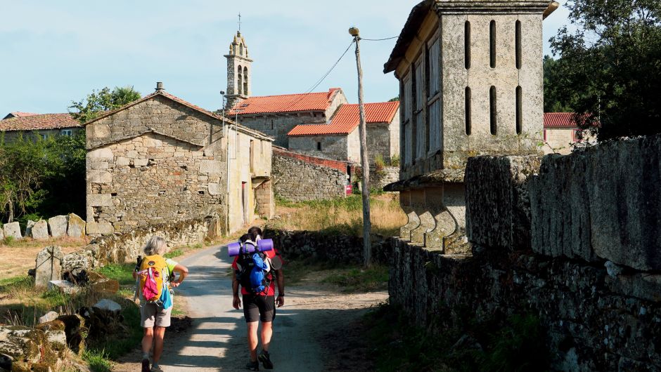 Hórreo de piedra a la entrada de Eirexe