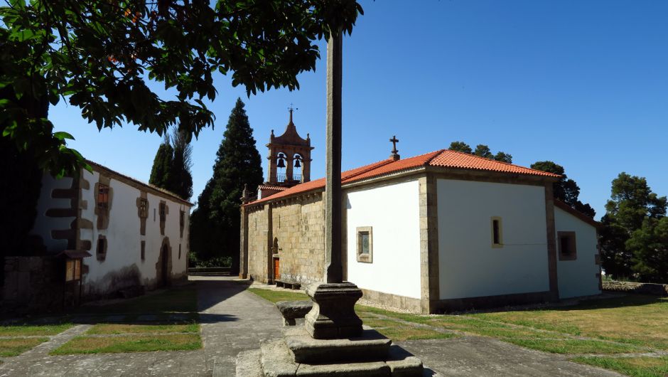 Iglesia y hospital de Santiago en Sigrás