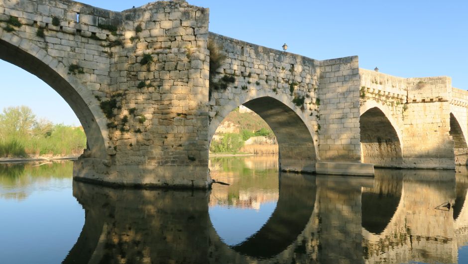 Puente medieval sobre el río Pisuerga en Simancas