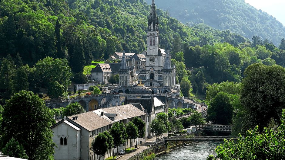 Vista del santuario de Lourdes desde Accueil Jacquaire La Ruche