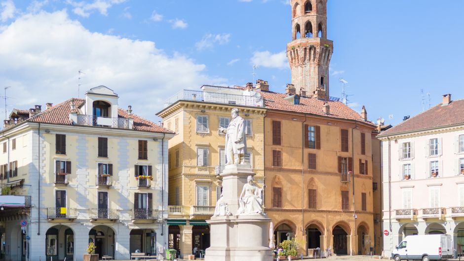 Monumento a Cavour y, detrás, la Torre Dell'Angelo, Vercelli