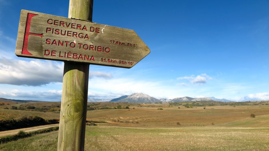 Cartel del Camino Lebaniego con la Montaña Palentina al fondo.