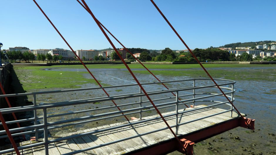 Mirador atirantado sobre la ría de O Burgo