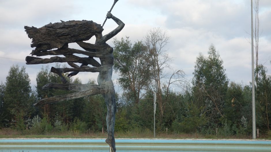 Monumento Ao tom dela, entrada en Tondela