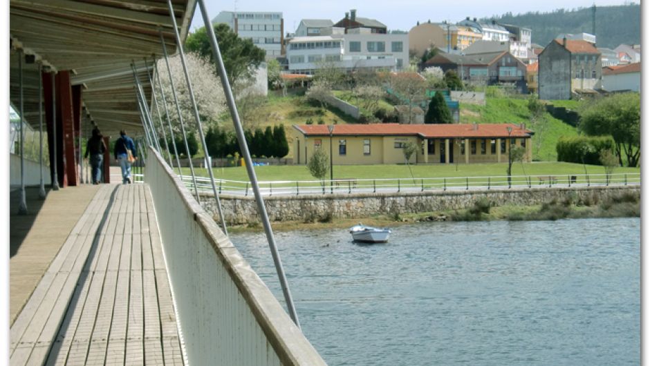 Puente sobre el río Xubia y albergue de peregrinos de Neda