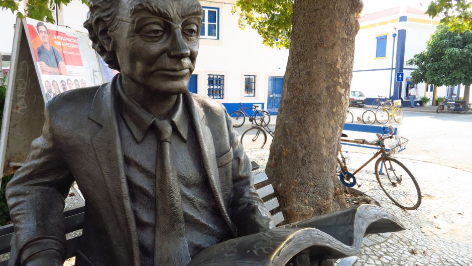 Escultura del Nobel Saramago, junto a su casa natal en Azinhaga