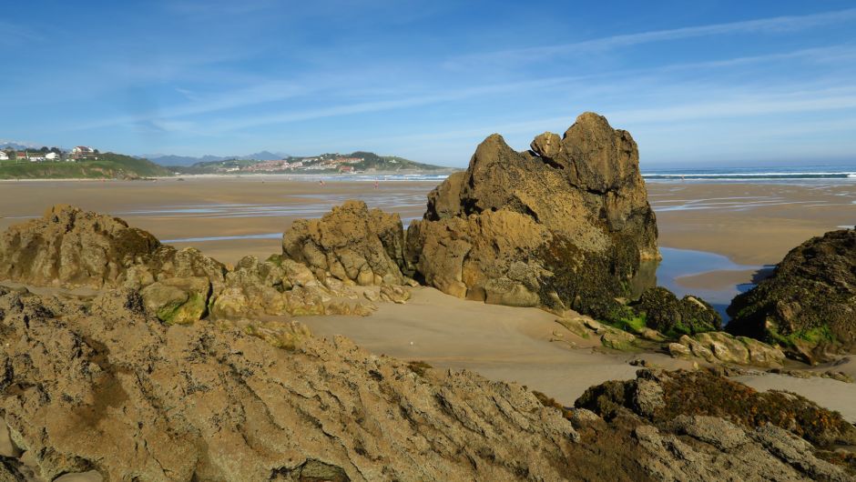 Playa de Gerra y, al fondo, San Vicente de la Barquera