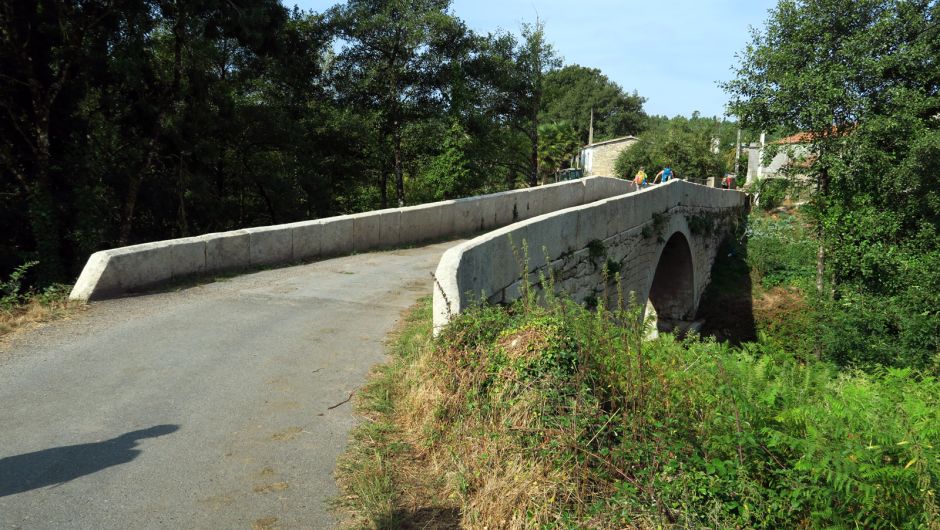 Ponte de Pedroso, último paso sobre el río Arnego