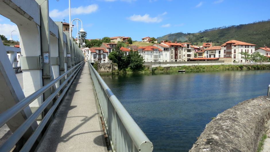 Puente sobre el río Deva y al fondo las casas de Bustio