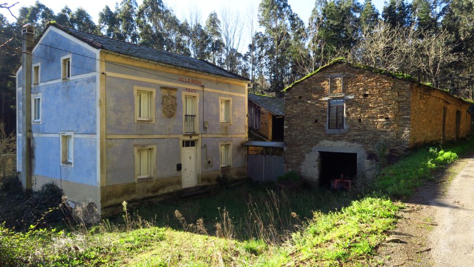 Casas junto al camino, a la salida de Santo Tomé de Lourenzá