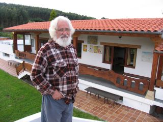 Padre Ernesto Bustío, del albergue La Cabaña del Abuelo Peuto en Güemes (Camino del Norte)