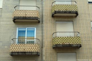 Popurrí de azulejos en un mismo edificio, Besteiros
