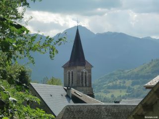 Iglesia de Gerde y, al fondo, el pic du Midi de Bigorre