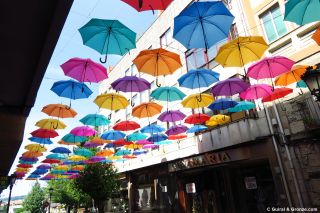 Paraguas multicolores cubriendo la Rúa Colón de Lalín