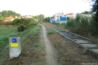 Tramo de sendero junto a la vía del tren, de camino a Pinheiro da Bemposta
