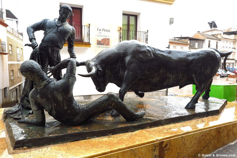 Monumento al toro en La Peza Monumento al toro en La Peza