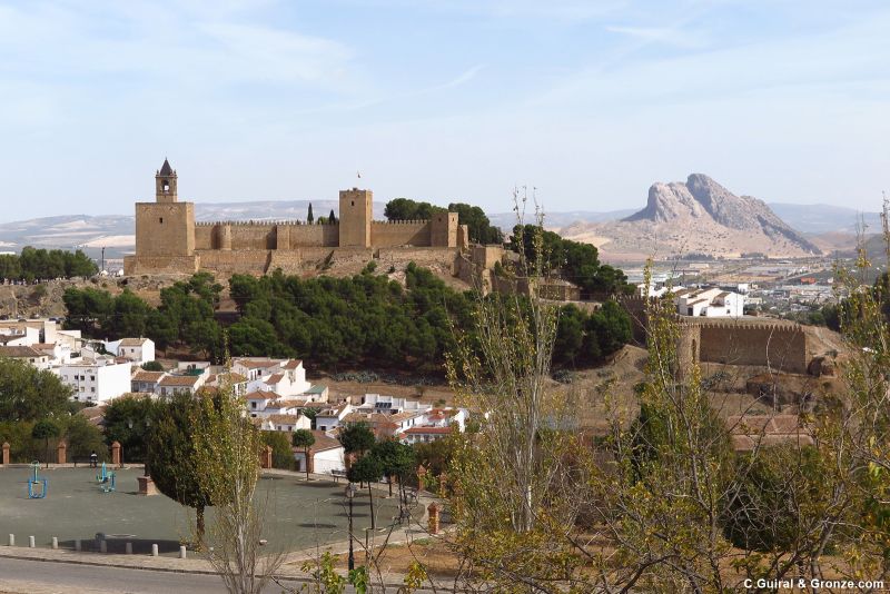 Alcazaba de Antequera y, al fondo, el Cerro de los Enamorados Alcazaba de Antequera y, al fondo, el Cerro de los Enamorados