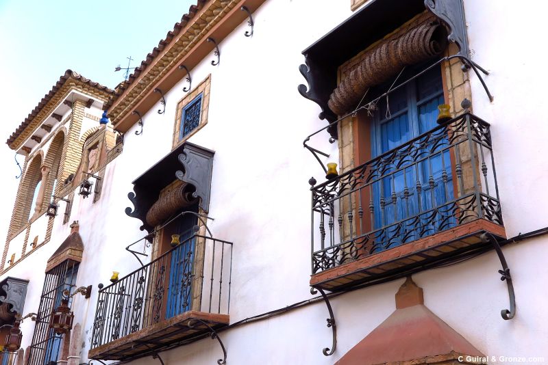 Balcones en el centro histórico de Encinas Reales Balcones en el centro histórico de Encinas Reales