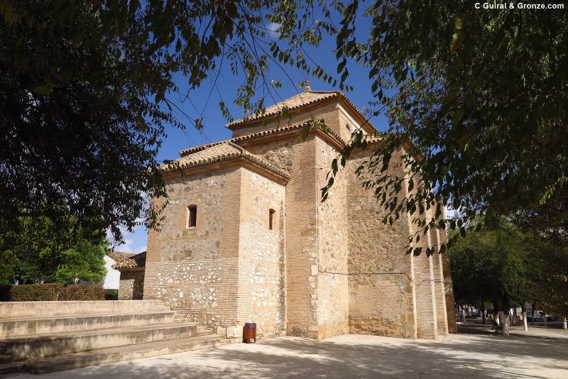Ermita del Calvario, a las afueras de Encinas Reales Ermita del Calvario, a las afueras de Encinas Reales