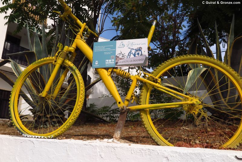 Bicicletas y poemas forman un paseo literario en Doña Mencía Bicicletas y poemas forman un paseo literario en Doña Mencía