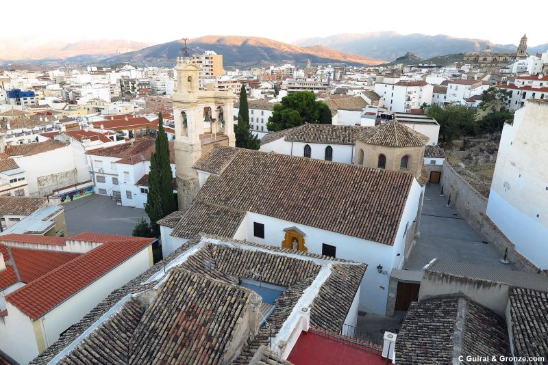 Vista de Jaén desde la terraza-mirador sobre los Baños Árabes Vista de Jaén desde la terraza-mirador sobre los Baños Árabes
