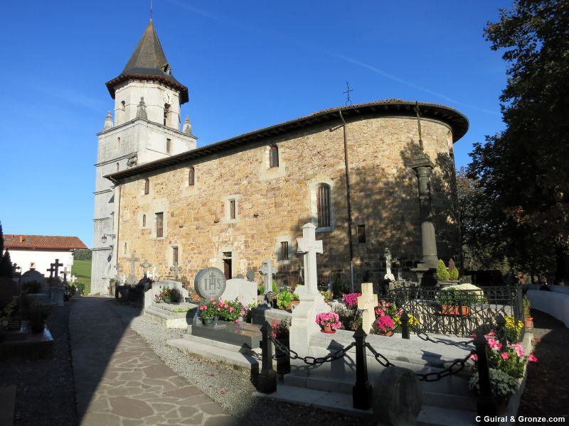 Iglesia y cementerio en el centro de Ainhoa Iglesia y cementerio en el centro de Ainhoa