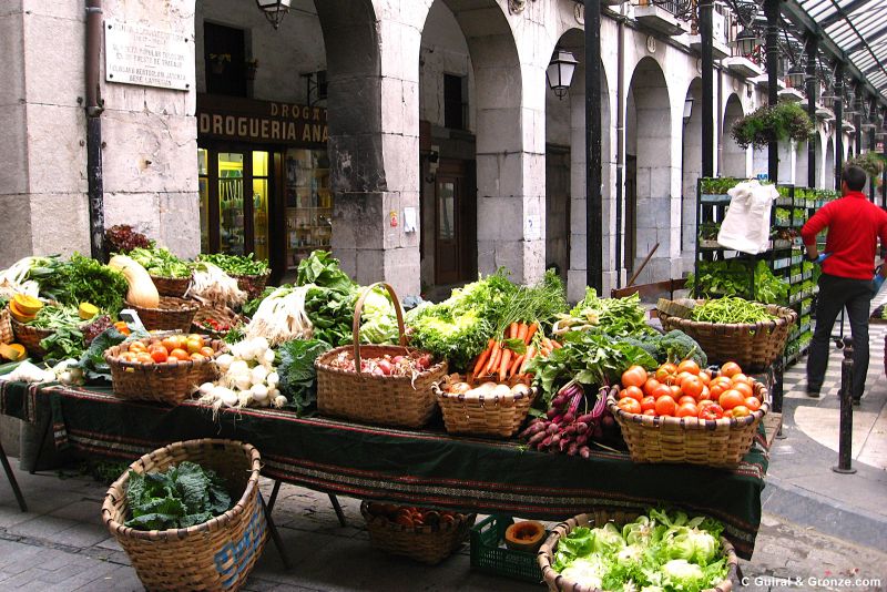 Mercado de hortalizas en la plaza Berdura, Tolosa Mercado de hortalizas en la plaza Berdura, Tolosa