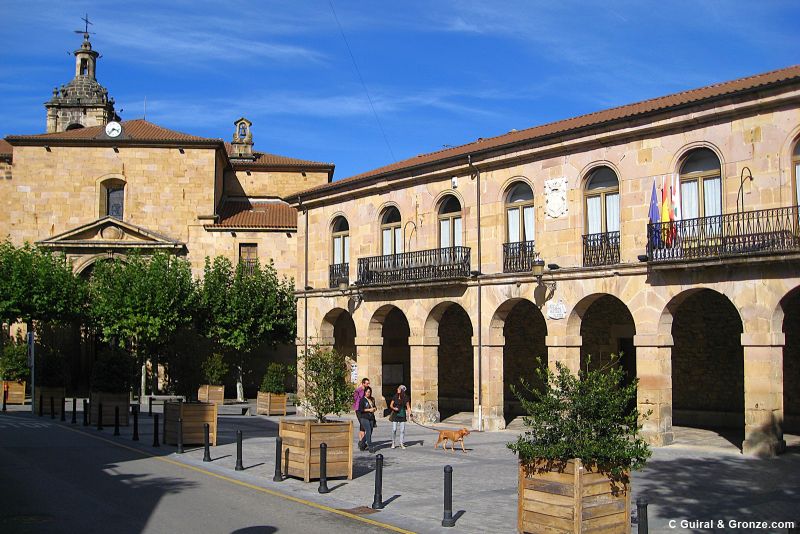 Iglesia de San Martín y ayuntamiento, Zegama Iglesia de San Martín y ayuntamiento, Zegama
